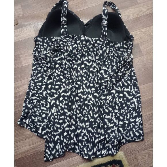 NWT, Avenue Tankini Top. Black & white animal print .Size 26 - Picture 2 of 5